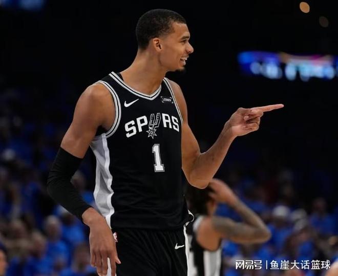 完败！文班26+4福克斯15+7，亚历山大26分12罚，雷霆替补狂轰76分