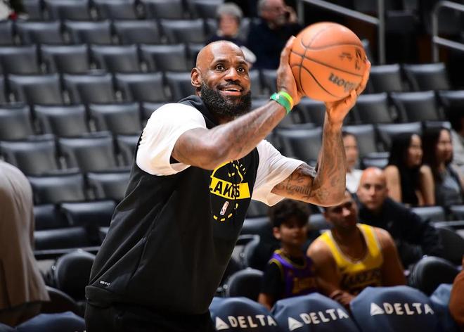 湖人收官战藏了手狠活:詹姆斯半场打卡,45年队史第人诞生