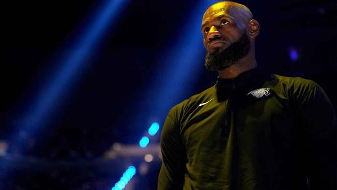 湖人队詹姆斯看黄蜂打热火直播史诗级失误后，一度以为自己眼花了