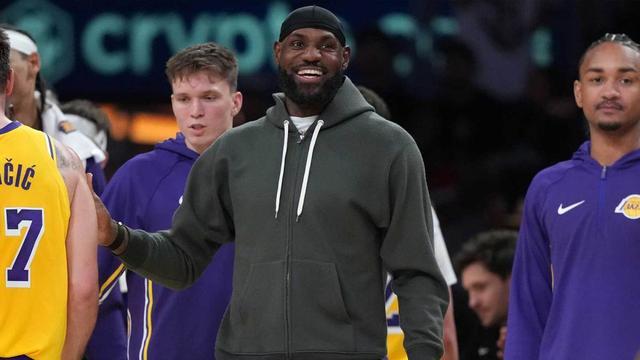 老詹战尼克斯出战成疑!场次不够,本赛季正式无缘最佳阵容