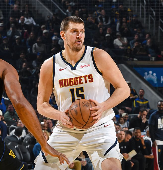 亚历山大36+9比肩哈登神迹,约基奇三双难救主,残阵雷霆险胜掘金