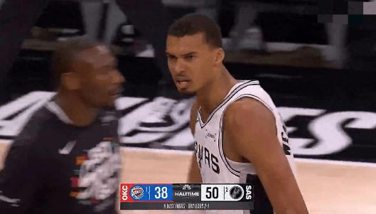 决赛首个2-2！103-82！文班超远3分，卡鲁索0分！SGA严重巨星哨！
