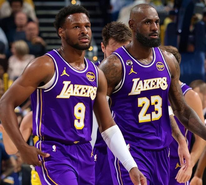 布朗尼背靠背连胜！为南湾湖人出战13次全胜：雷迪克赞他非常努力