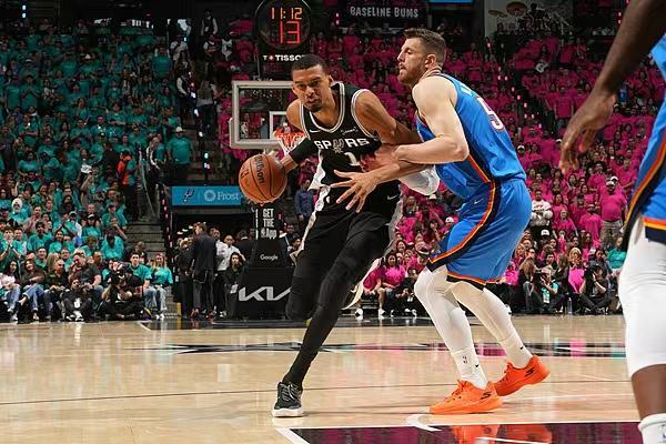 NBA季后赛｜亚历山大一肩挑，雷霆抢回主场优势
