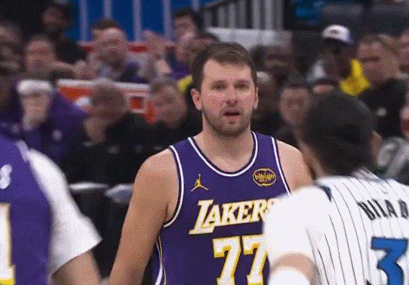 东契奇和比塔泽互喷吃T 下场将被停赛！湖人已申诉