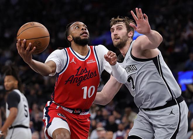 毫无防守还在进攻端各种乱打，快船后场新援真是妥妥地被高估了？