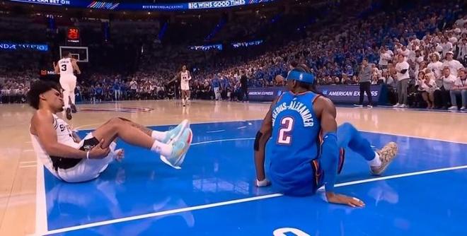 马刺遭打击：榜眼哈珀大腿受伤退赛 一度想回归比赛被劝回