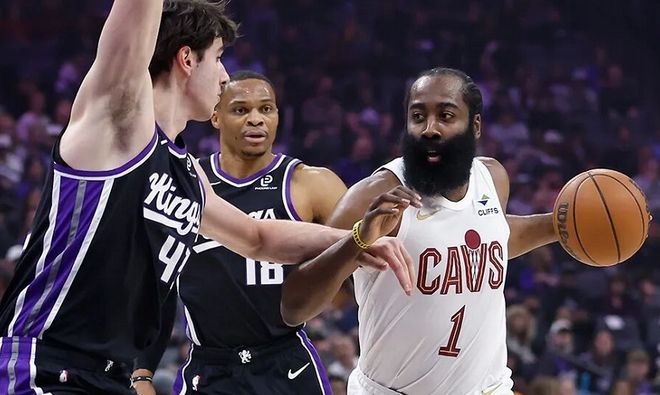 27分+16板+14助,年薪仅363万!威少逆天改命,德罗赞却进退两难