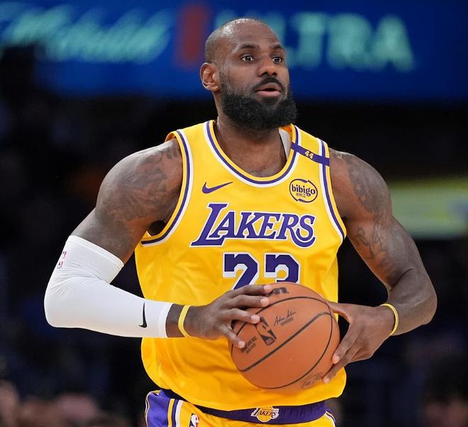 湖人半场领先火箭11分！詹皇16+4八村16分 休城三少上双谢泼德8铁