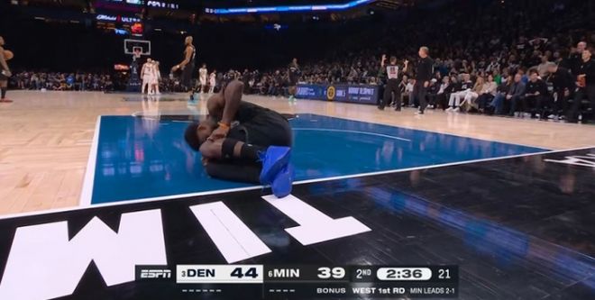 森林狼又伤一人：爱德华兹落地左膝过度伸展受伤 被队友搀扶离场