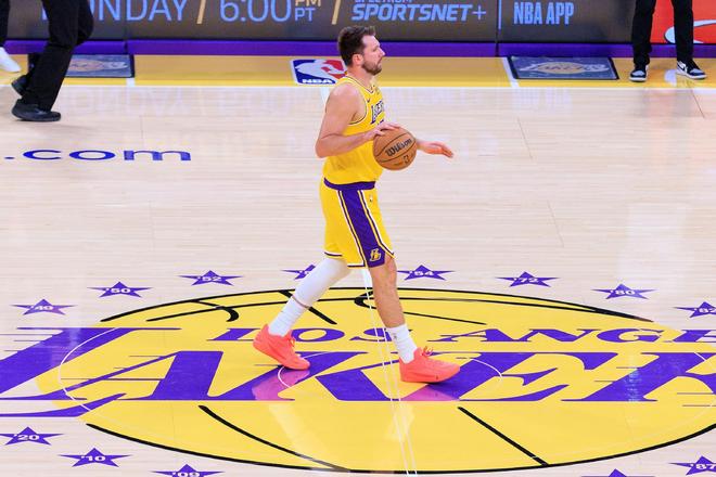 悲剧!东契奇左腿筋二级拉伤无限期休战,湖人夺冠概率马上降到1%