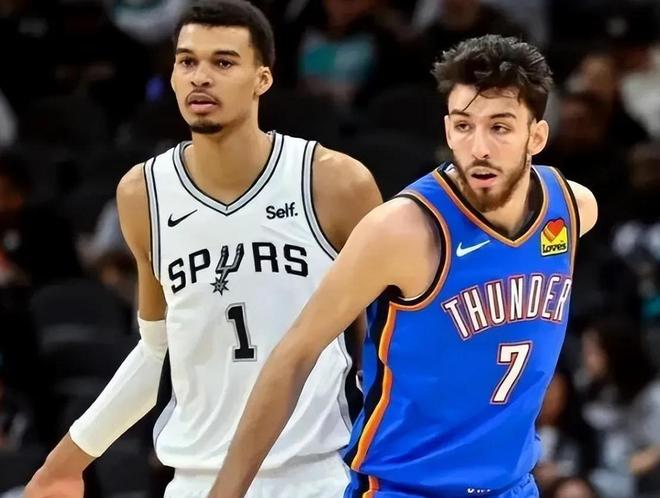 被吹麻了！马刺51-58雷霆：文班10分3犯规 福克斯11+2！