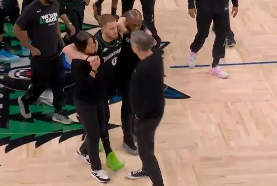 突发！森林狼主力迪文琴佐开局79秒受伤 被搀扶回更衣室