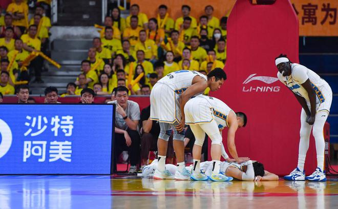 麻烦了！曾凡博腰椎横突骨折，北京队遇2个难题，郭士强计划打乱