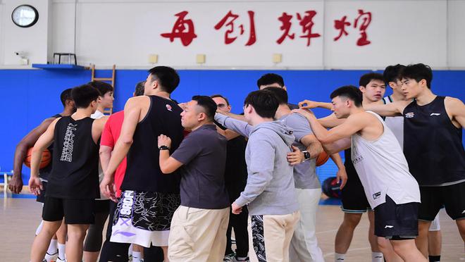 22点15分！辽篮训练师晒照，杨鸣参加，球迷调侃，辽浙G3有利好