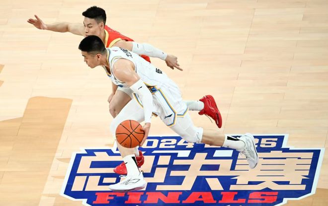 下半場(chǎng)發(fā)力打崩廣廈！北京輕松拿下首勝，周琦立了大功