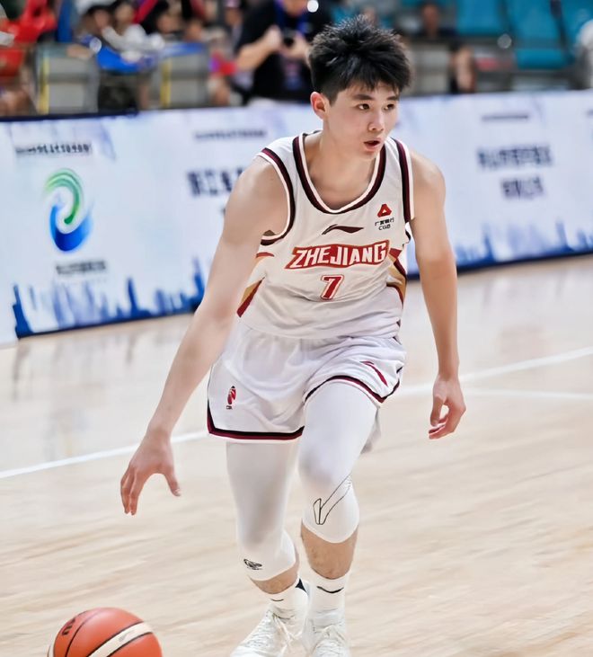 浙江男籃未來核心找到了！準三雙+0.3秒助隊絕殺，18歲可接班吳前