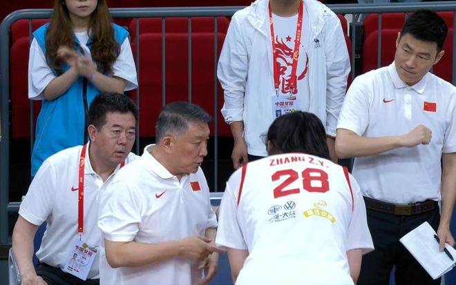女篮救世主！张子宇狂轰18分7板，12分钟首秀就是其他人的天花板