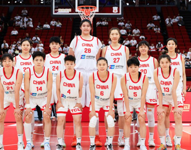 2.26米张子宇首秀12分钟18+7：身旁韩旭显娇小 名嘴高赞势不可挡