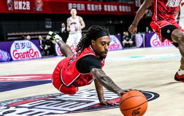 广东宏远完成签约！CBA顶级外援正式加盟，携手胡明轩，冲击前四