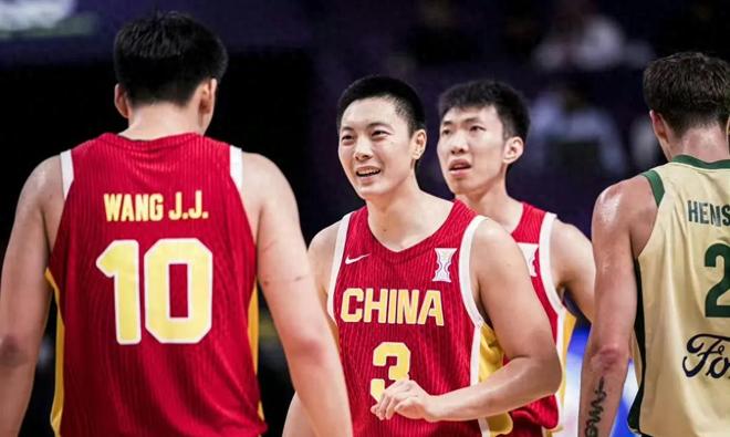 中国男篮1分惜败澳洲！赛后看看各大媒体人怎么说，杨毅一针见血
