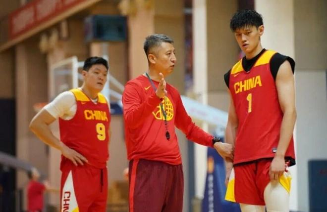 中國男籃16分大勝，周琦首發(fā)搭檔曾凡博，14人大名單呼之欲出