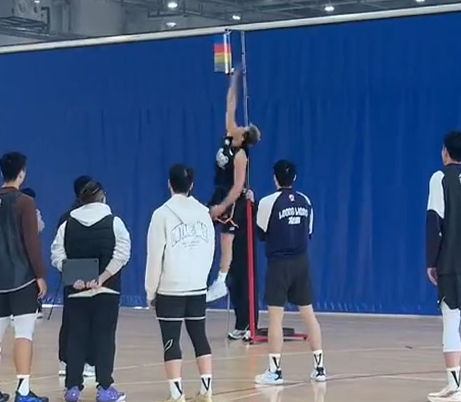 郭艾倫體測動態(tài)！體重少了，深蹲20個，穿搭不剪吊牌仍帥氣！