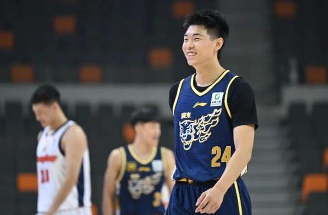 朱芳雨向四大新援發(fā)球衣，崔永熙傷病恢復不理想，或年后才能復出