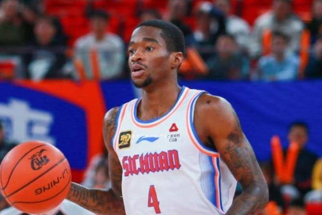 新疆队裁掉华莱士，和广东队争夺萨姆纳；崔永熙推迟复出时间