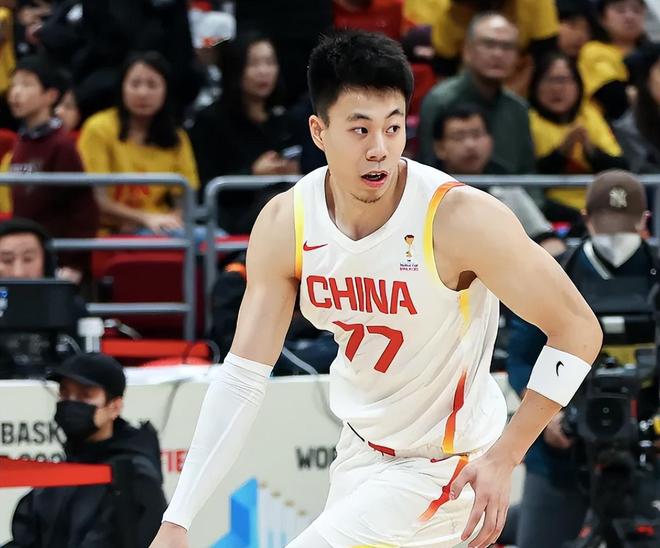 复出便重返巅峰!中国男篮争议锋线狂砍20+8+2,输球他可昂首离开