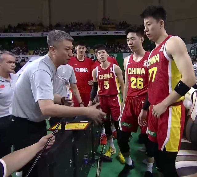 一场14分败仗，中国男篮今夜再输韩国队！赵睿坐在场外，表情无奈...