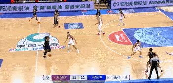 尴尬，山西后卫于米提快攻1打0却在篮下滑倒另类“致敬”库里