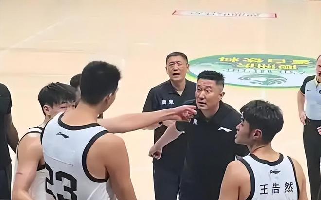 广东3消息!徐昕狠狠打脸杜锋,萨姆纳意外伤退,胡明轩伤势加重