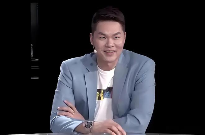 广东男篮大胜！奎恩三分球开挂，萨姆纳违体犯规，杜锋弃用张皓嘉