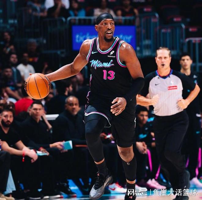 勇士完败!阿德巴约20+7维金斯全队第一,波杰20+8,库里有说有笑