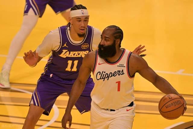 落后18分提前投降！快船全队心气全无，谁注意场下哈登的表情