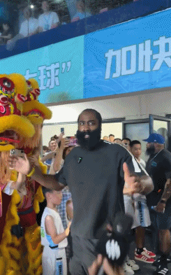 优质偶像！哈登中国行闪现“村BA”，冒雨为粉丝签名