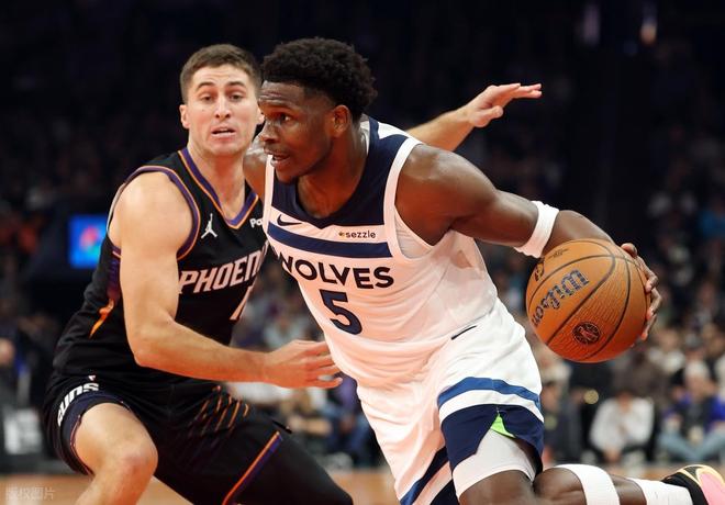 約基奇34+10+9無(wú)緣今日最佳球員！因?yàn)闋钤ダ?9+7+5創(chuàng)3項(xiàng)紀(jì)錄