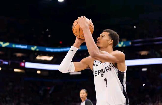 于逆境中淬煉真金 文班亞馬關(guān)鍵一擊定乾坤