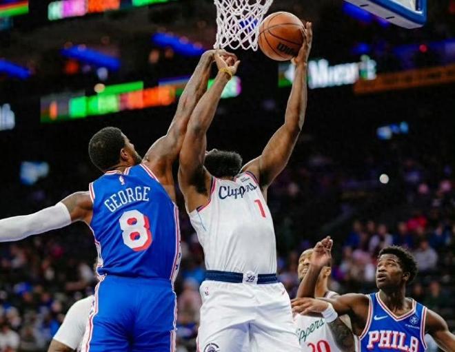 76人110-108快船！賽后美媒點(diǎn)名喬治，倫納德的固執(zhí)，讓快船破產(chǎn)