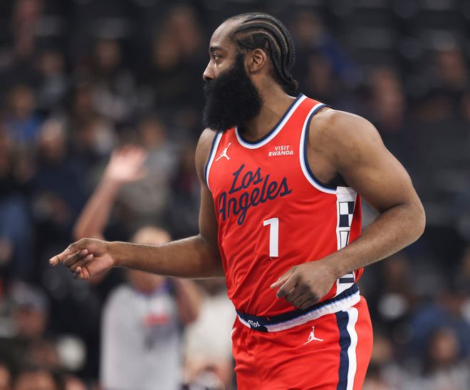 下半场8中1状态全无！哈登23+11+7又背锅 快船遭逆转吞三连败