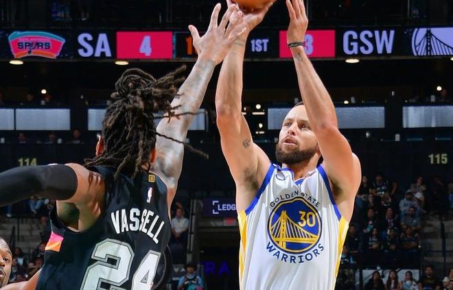 库里单节22分刷爆NBA纪录,文班31+15+10+8失误,勇士逆转马刺