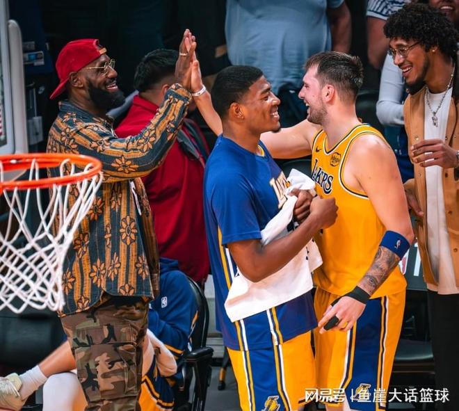 里夫斯進步明顯，2點讓東契奇開心！老詹能安心，湖人兩引援成功