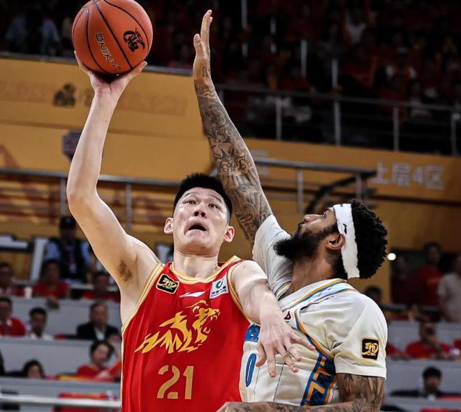 周琦很强，26+13统治篮下，但胡金秋是两届MVP