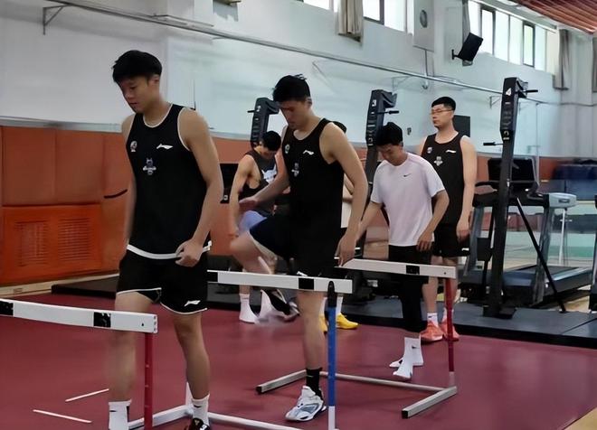 山东男篮夏训开启，阵容年轻化提上日程，内援引进瞄准锋线