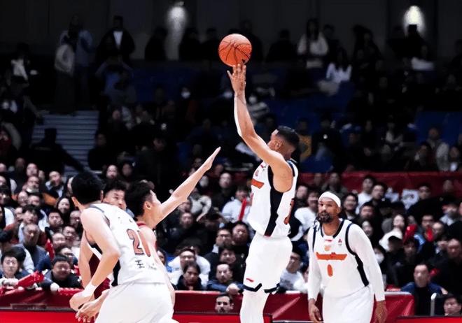 广东胜广州！四首发统治攻守，胡明轩打铁，萨姆纳+郭艾伦出隐患