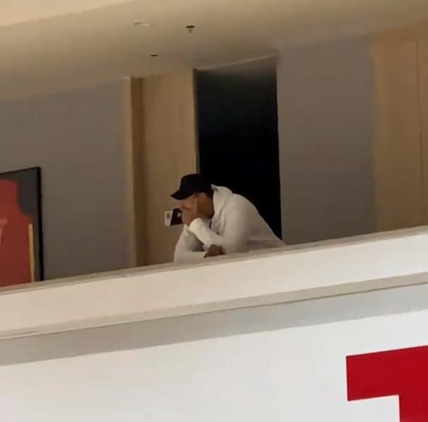 好久不见！易建联现身球馆 身材保持超好 球迷调侃他在回忆往昔