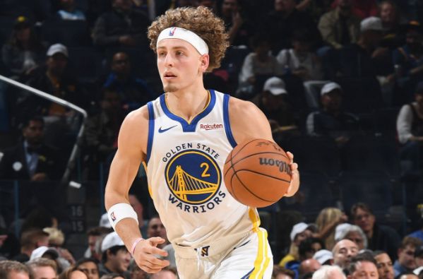 连续两场表现平庸!再这样下去勇士后场新星就要失去先发位置了?