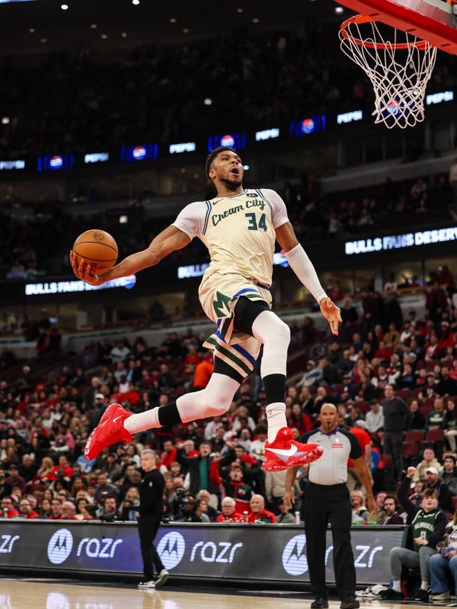 字母哥晒垃圾时间扣篮照：我表达能力有限 但你应该明白我的意思