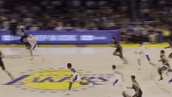 騰空而起！布朗尼反擊中接里夫斯妙傳完成雙手空接爆扣